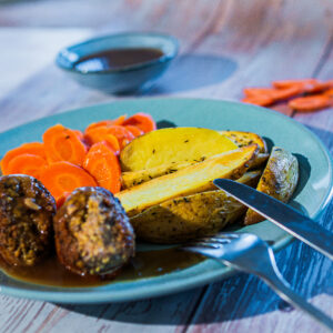 Hamburger met wortel, vleesjus en wedges