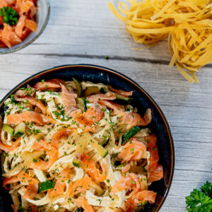 Pasta met gerookte zalm, courgette en kruidenkaas
