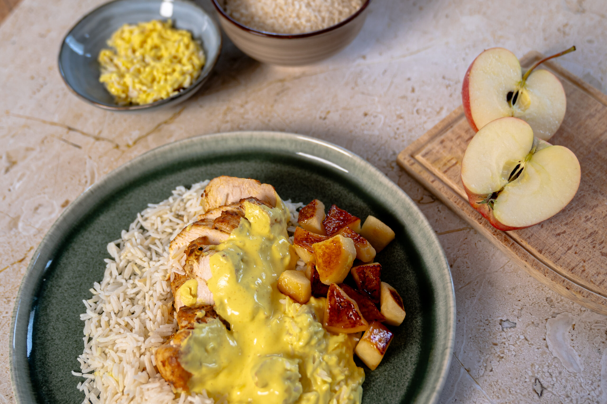 Rijst met kip, currysaus en gebakken appel